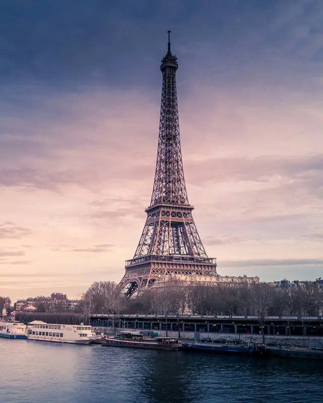 Eiffelturm in Paris in der Abenddämmerung