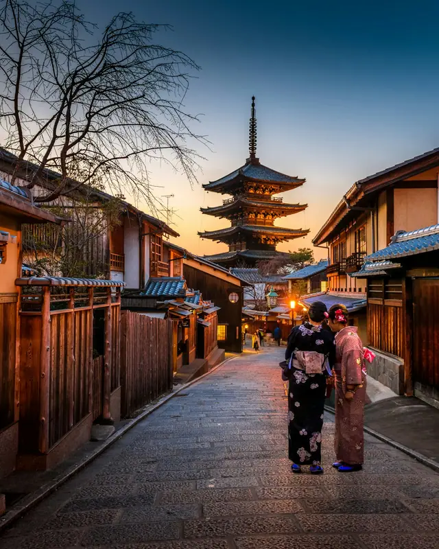 Gasse mit Pagode in Kyoto