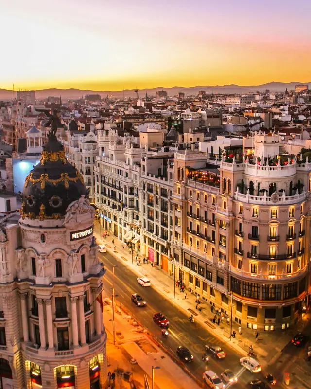 Gran Vía in Madrid bei Sonnenuntergang