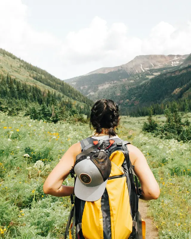 Backpacker vor einem Bergpanorama