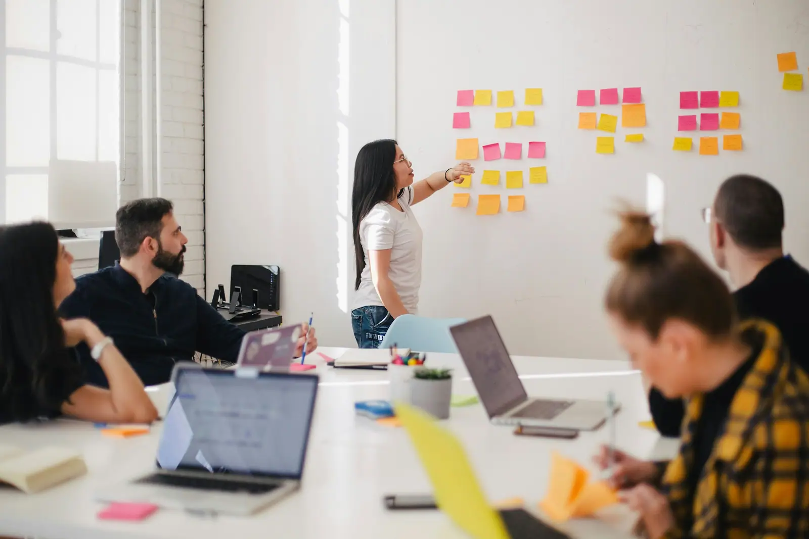 Team bei einer Besprechung im Büro