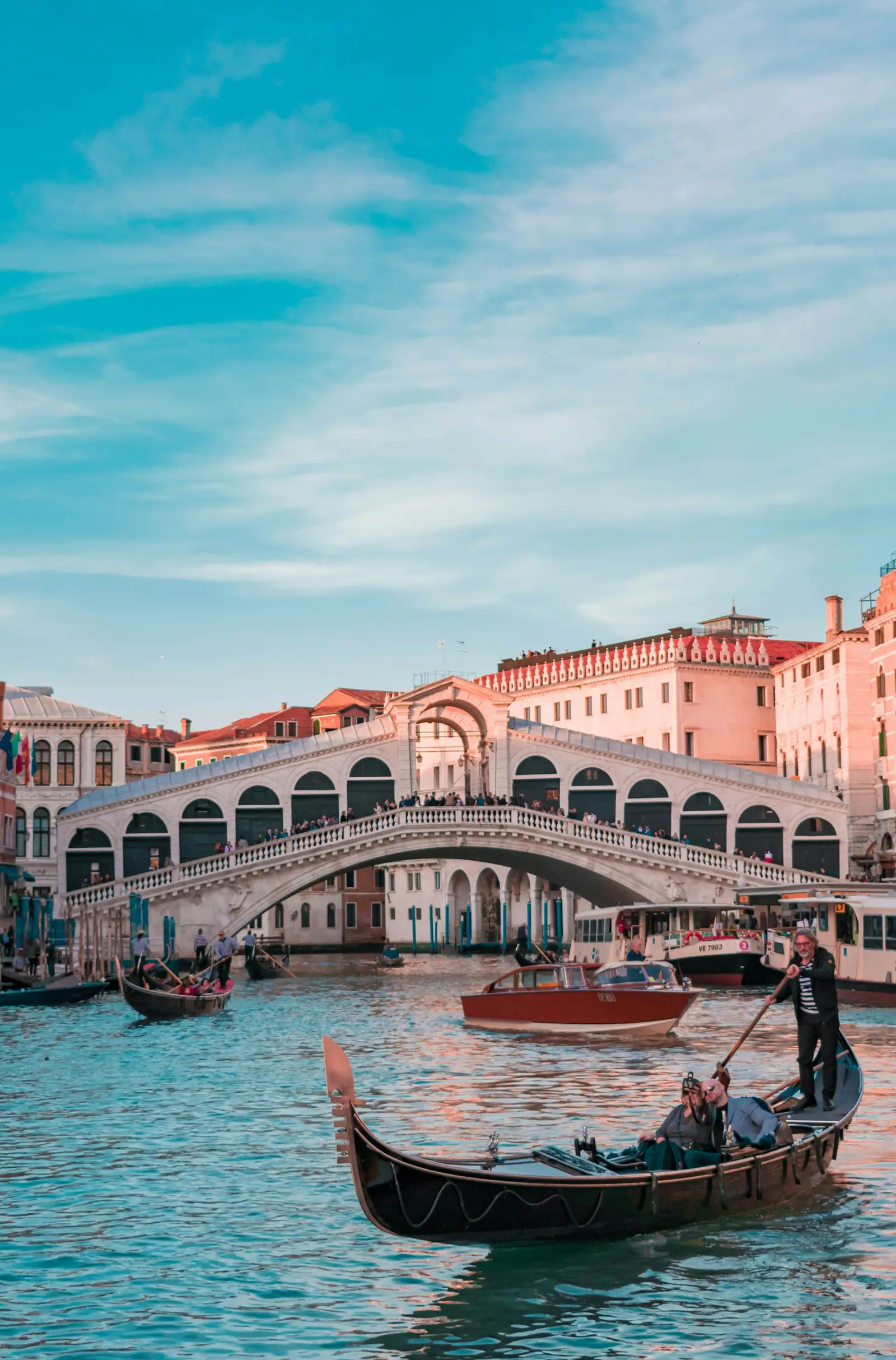 Rialtobrücke und Canal Grande in Venedig